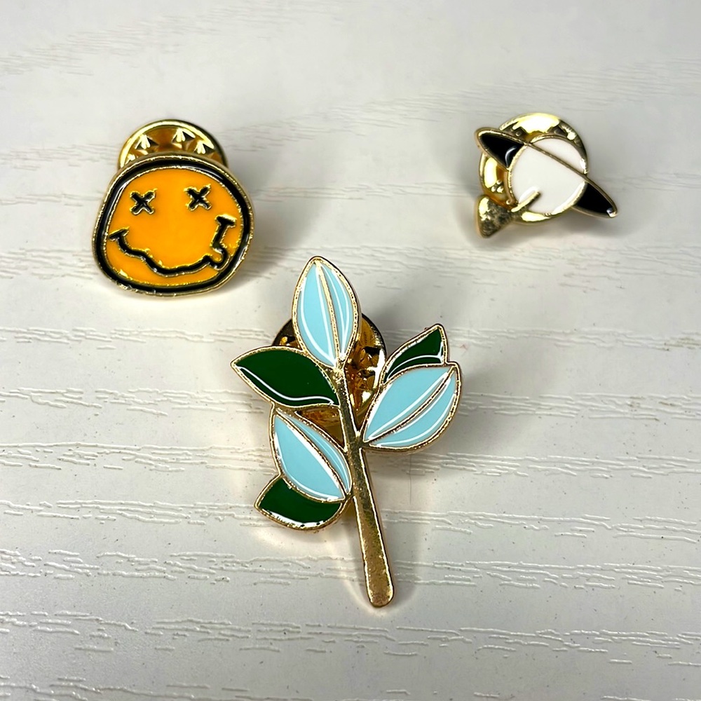 Enamel pins emoji, Saturn and flower